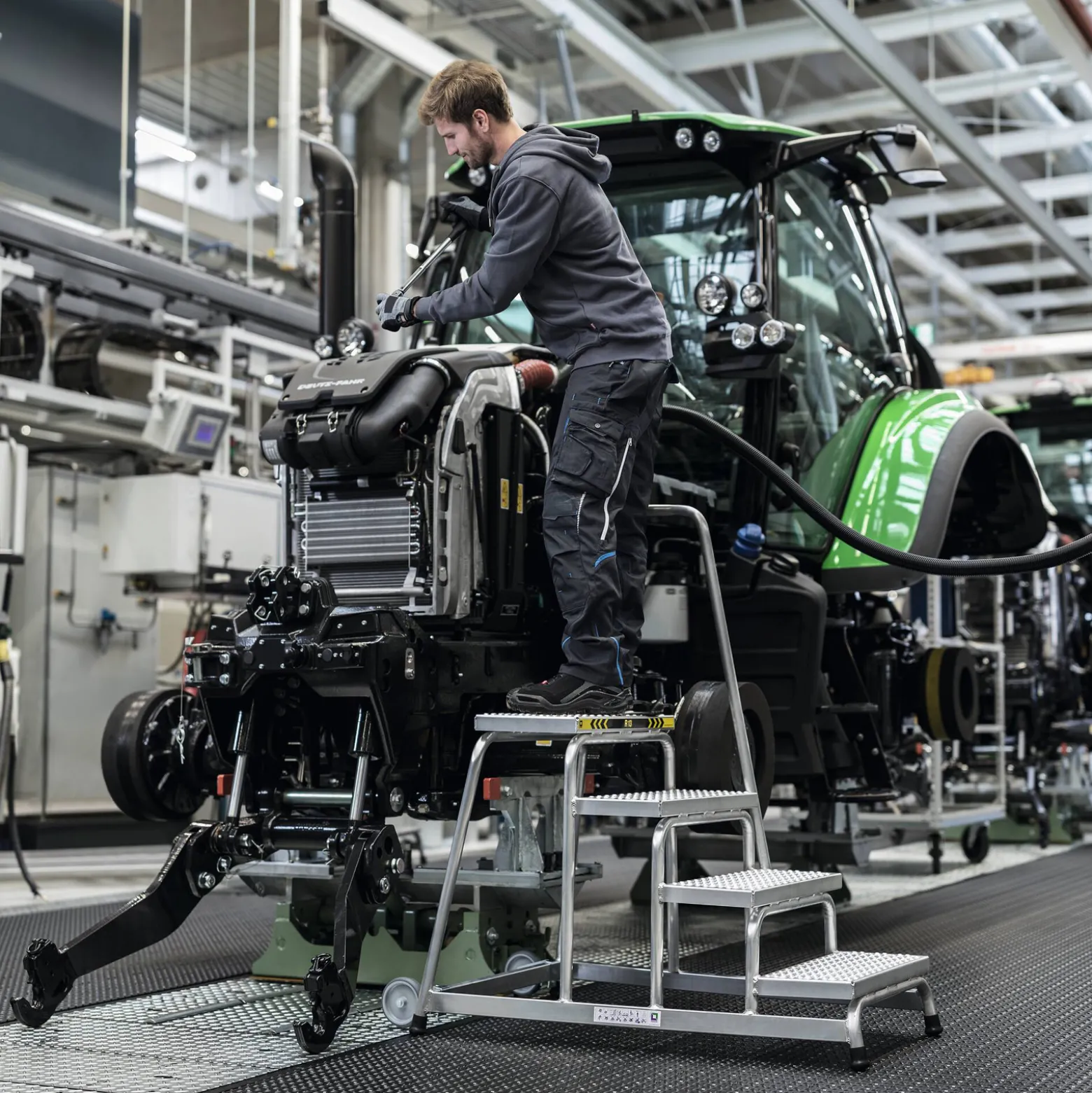 Günzburger Steigtechnik Arbeitspodest starr Stahl-Gitterrost mit Rollen und Handlauf 3 Stufen - 051023