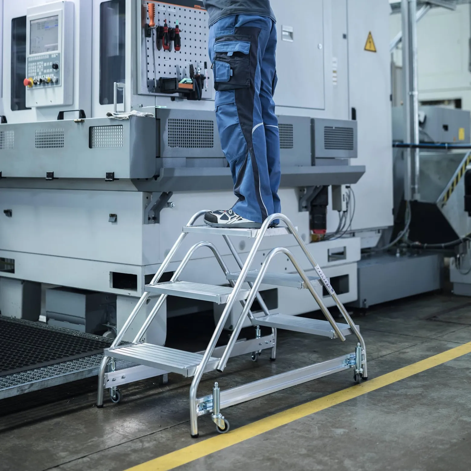 Günzburger Steigtechnik Arbeitspodest beidseitig begehbar Aluminium geriffelt 2 x 2 Stufen - 050059