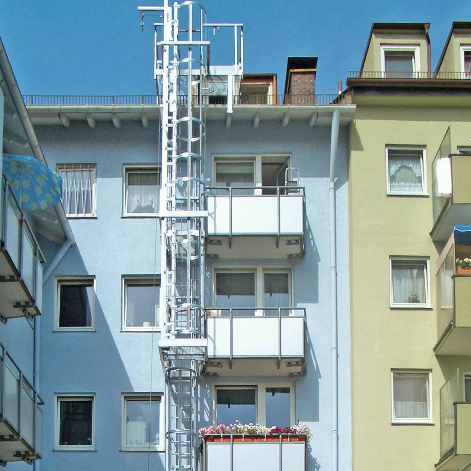 Günzburger Steigtechnik mehrzügige Steigleiter mit Rückenschutz (Notleiter) Stahl verzinkt 12,12 m - 520230