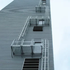 Günzburger Steigtechnik mehrzügige Steigleiter mit Rückenschutz (Bau) Edelstahl 11,84 m - 530130