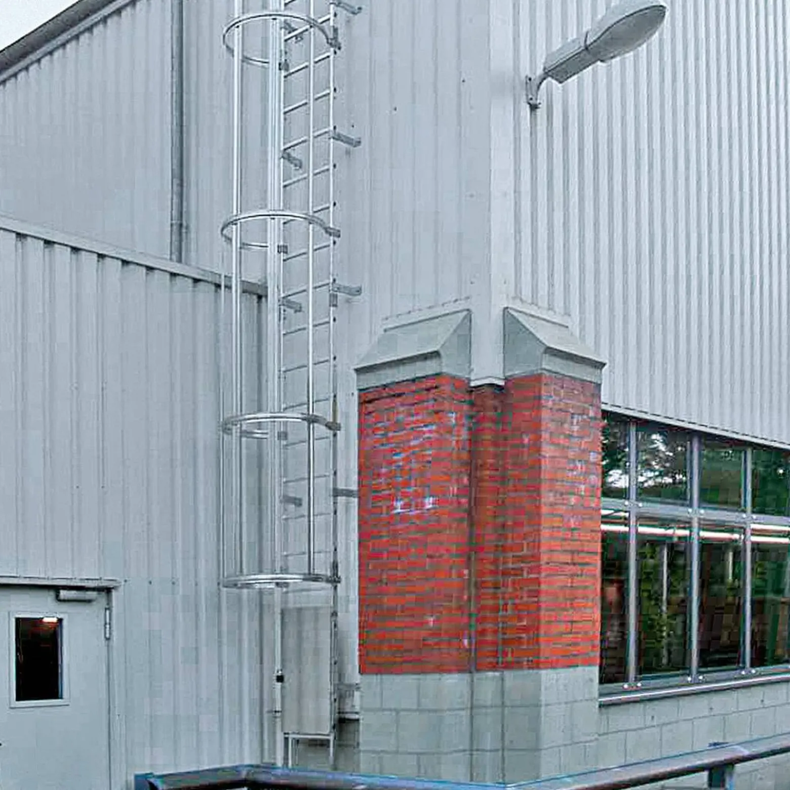 Günzburger Steigtechnik mehrzügige Steigleiter mit Rückenschutz (Bau) Aluminium eloxiert 11,84 m - 500130
