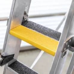 Günzburger Steigtechnik Stufen-Mehrzweckleiter 3tlg. mit nivello-Traverse und clip-step R13 3 x 6 Stufen - 033319