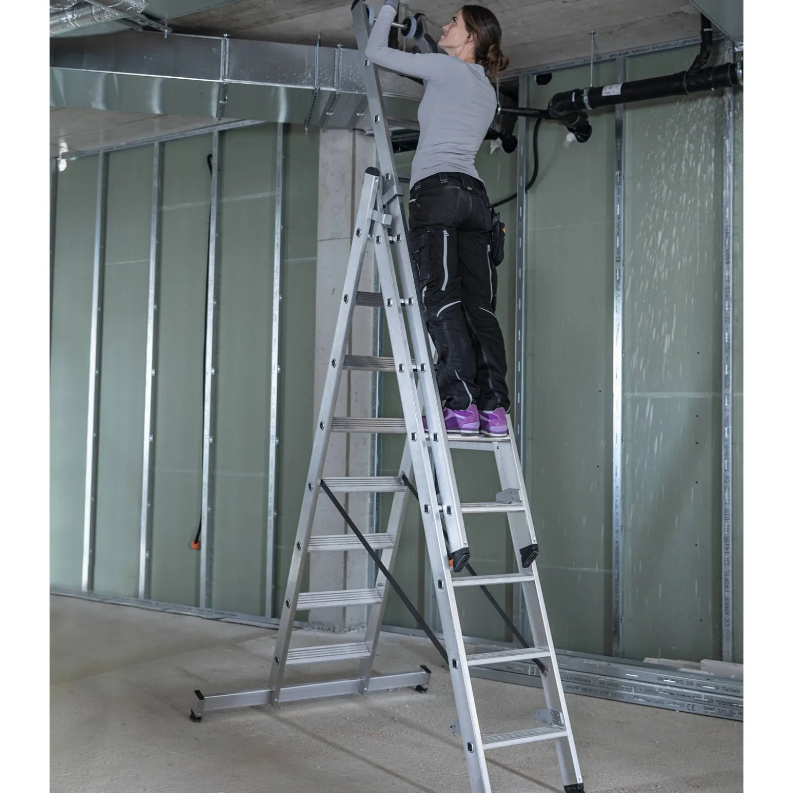 Günzburger Steigtechnik Stufen-Mehrzweckleiter 3tlg. mit nivello-Traverse und clip-step R13 3 x 6 Stufen - 033319