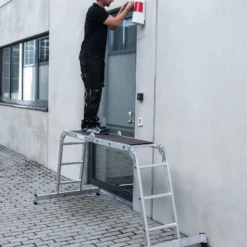 Günzburger Steigtechnik Vielzweckleiter 4tlg. mit nivello-Traverse und Holzbelag 2 x 2 + 2 x 3 Sprossen - 031320