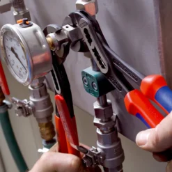 Knipex Alligator® mit Befestigungsöse schwarz atramentiert, mit schlanken Mehrkomponenten-Hüllen, mit integrierter Befestigungsöse zum Anbringen einer Absturzsicherung 250 mm - 8802250TBK
