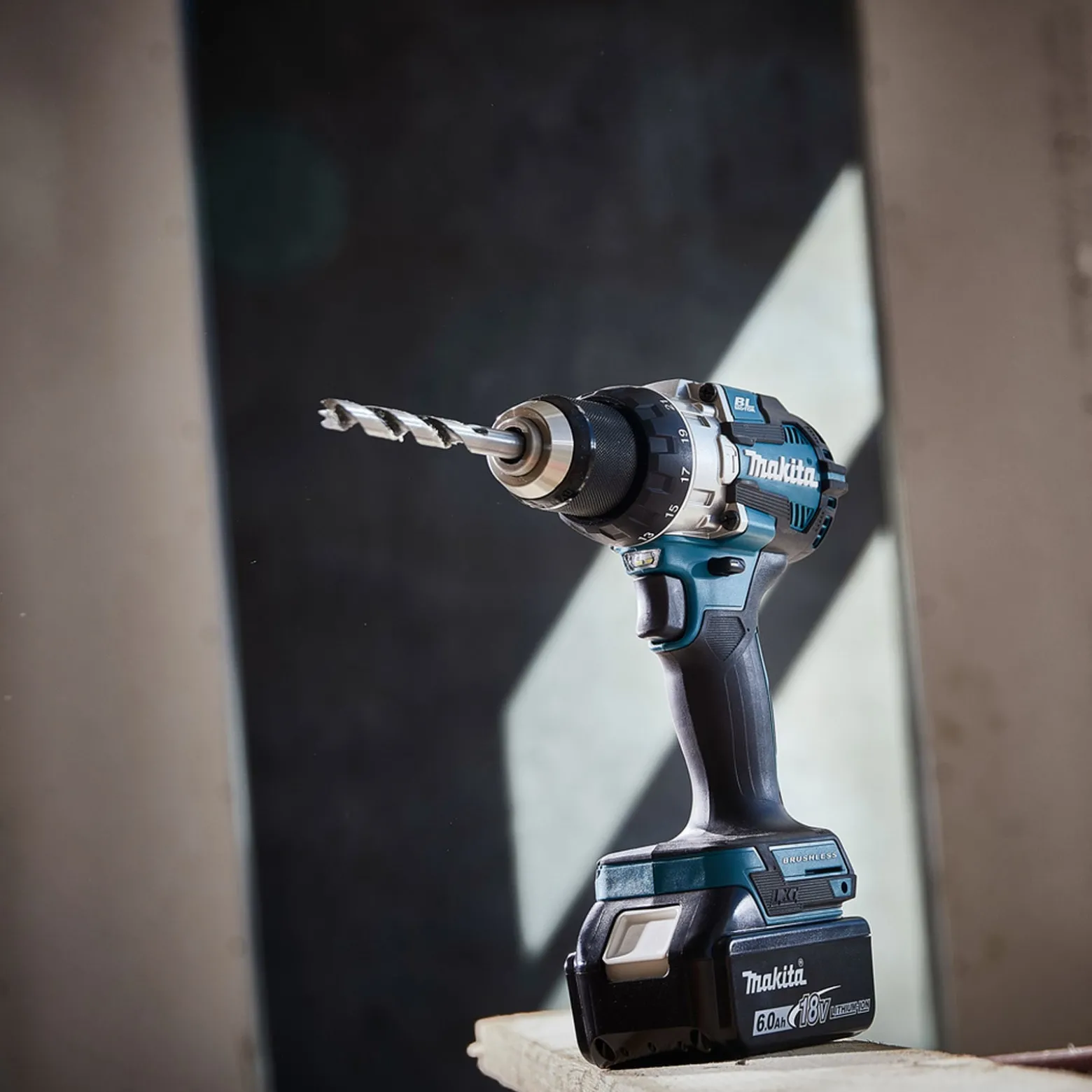 Makita DHP489RTJ Akku-Schlagbohrschrauber 18 V / 2x 5,0 Ah Akku + Ladegerät im MAKPAC