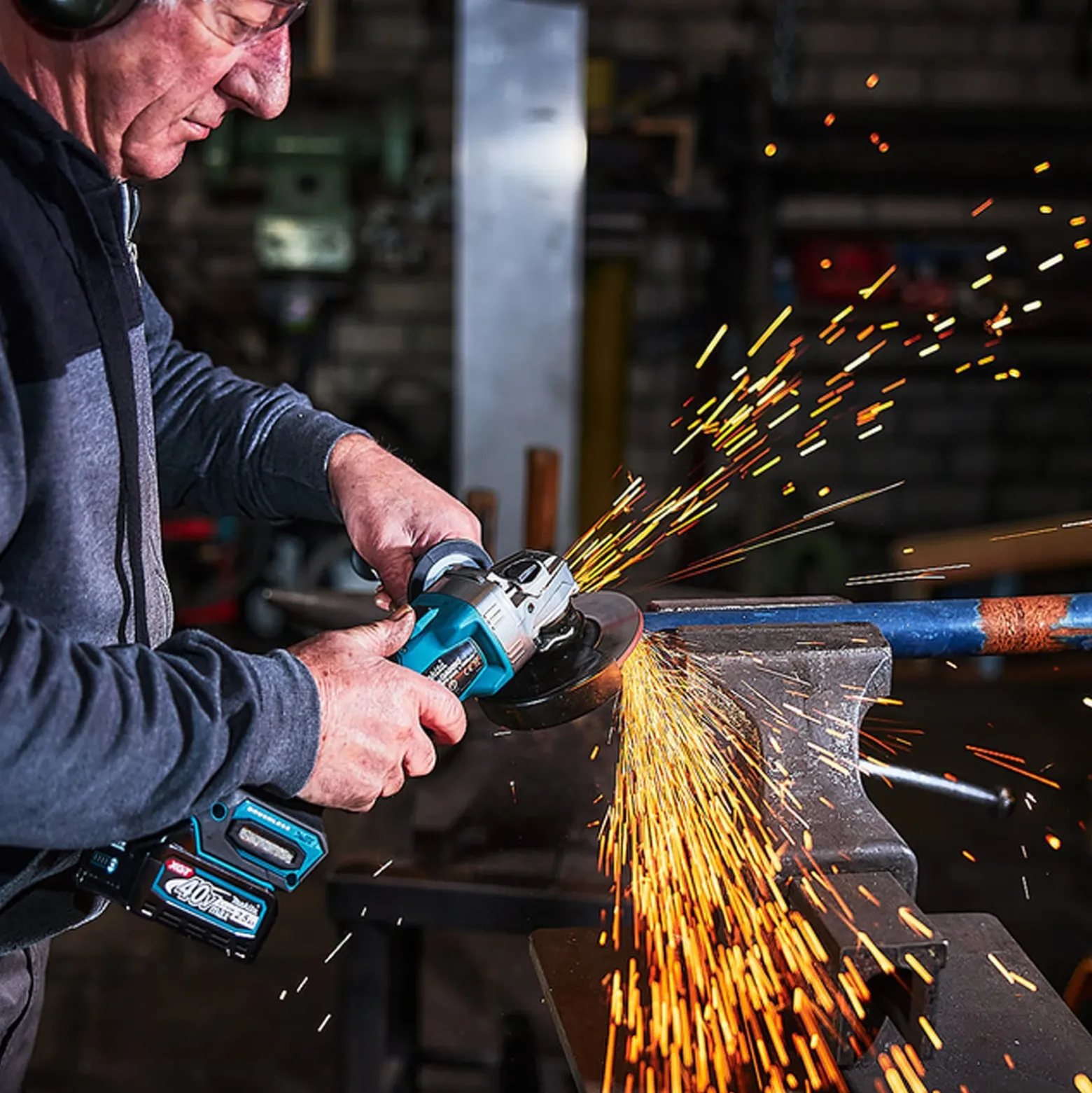 Makita GA008GM201 Akku-Winkelschleifer Ø 125 mm 40 V max. / 2x 4,0 Ah Akku + Ladegerät im MAKPAC