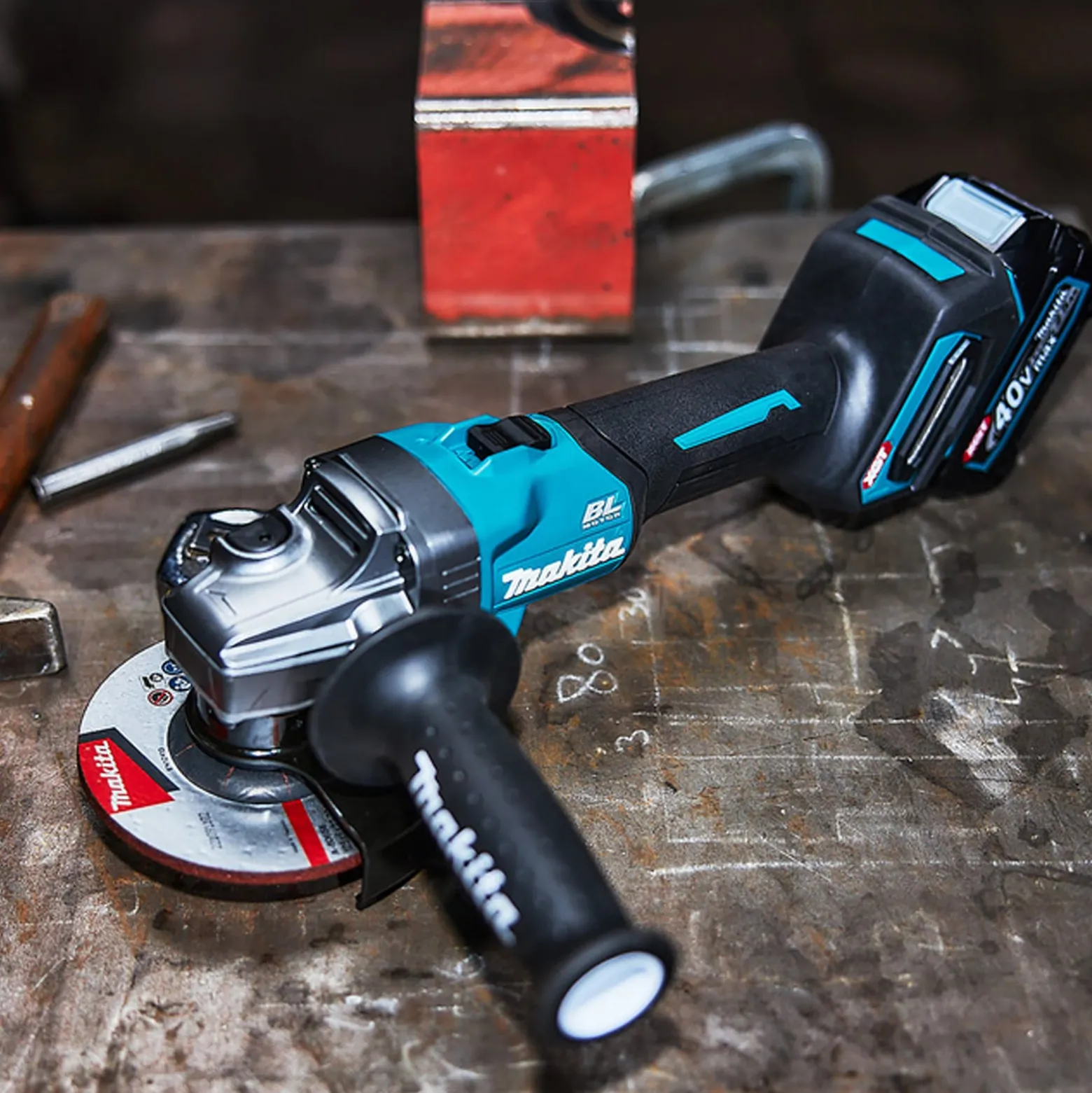Makita GA008GM201 Akku-Winkelschleifer Ø 125 mm 40 V max. / 2x 4,0 Ah Akku + Ladegerät im MAKPAC