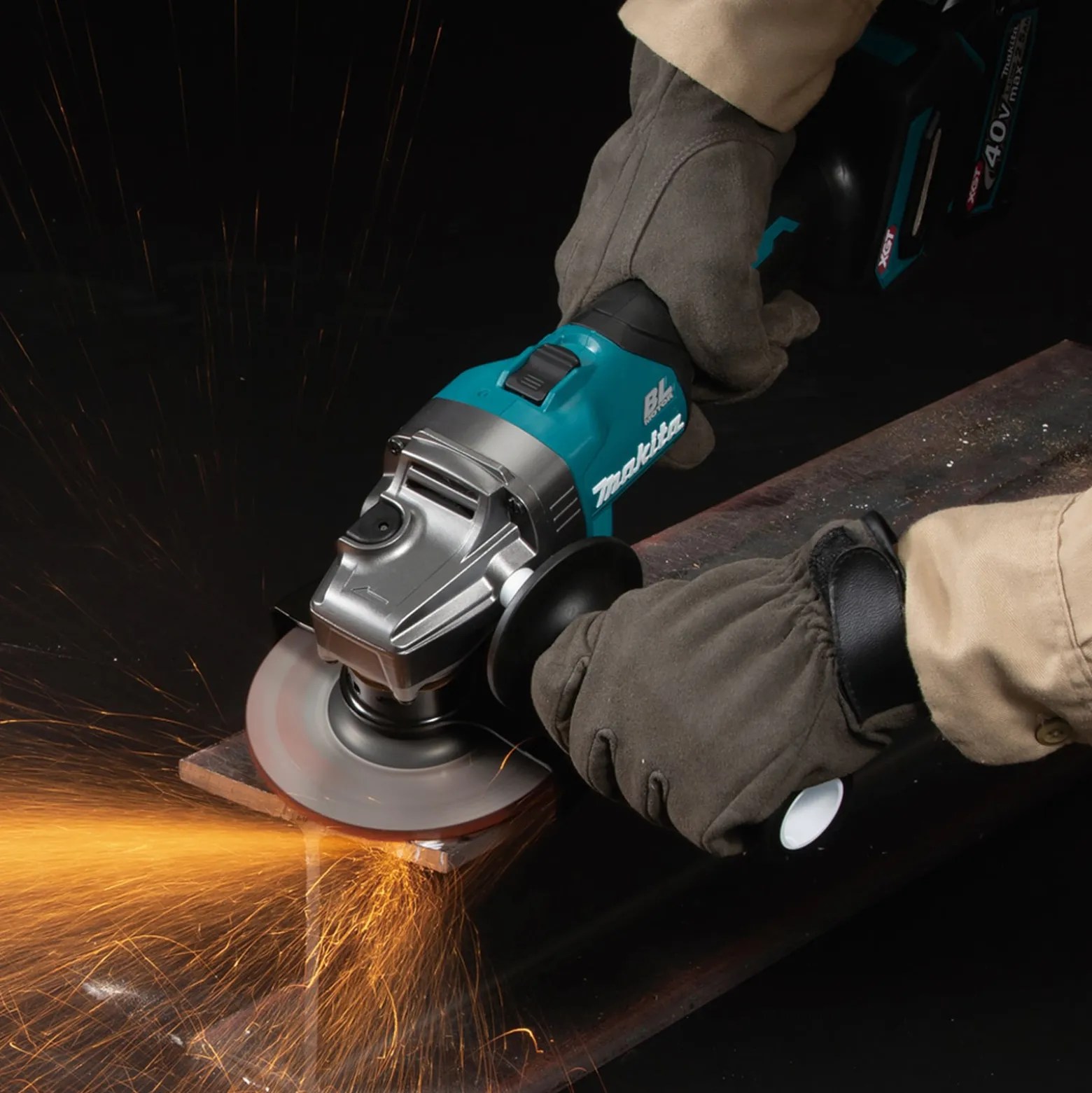 Makita GA008GM201 Akku-Winkelschleifer Ø 125 mm 40 V max. / 2x 4,0 Ah Akku + Ladegerät im MAKPAC