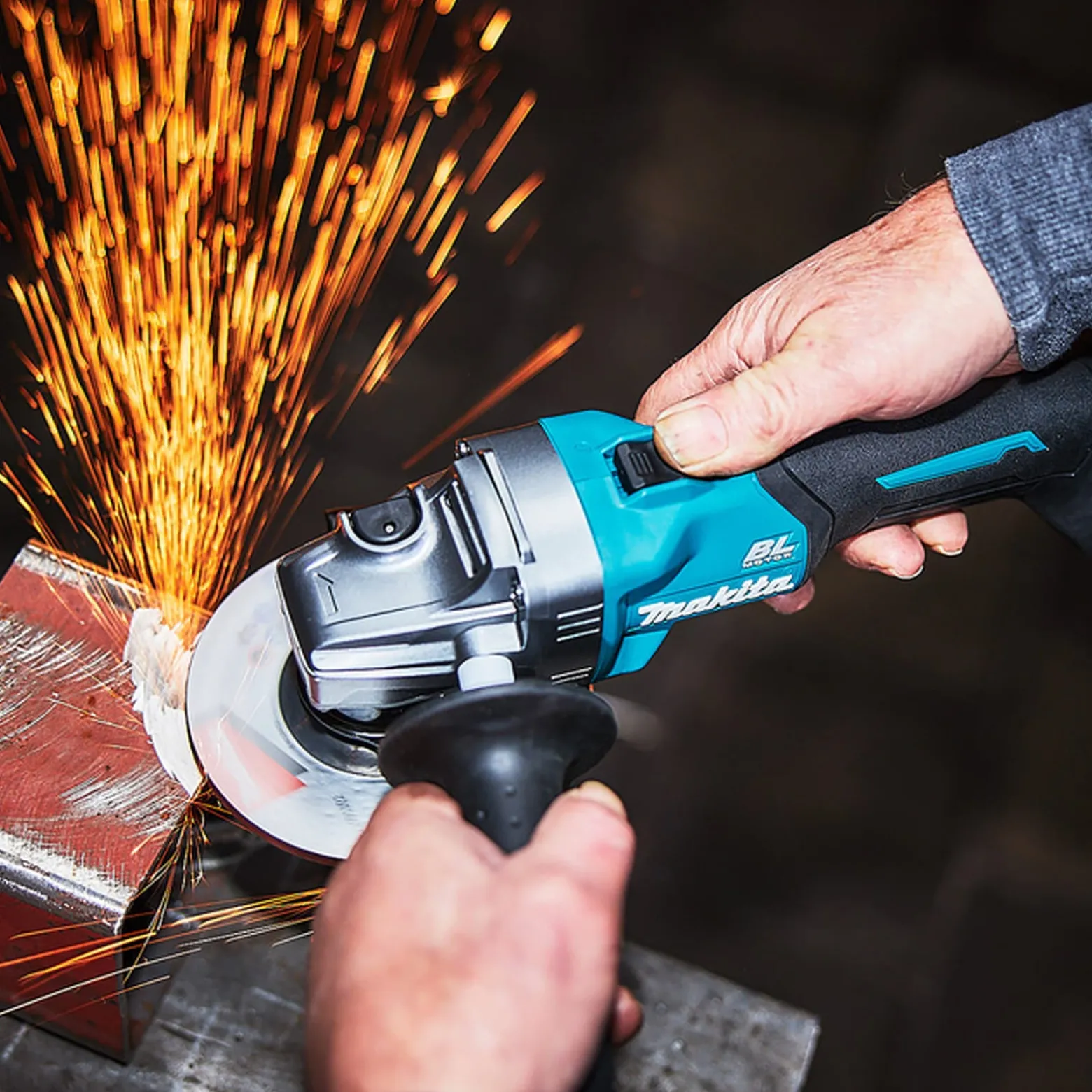 Makita GA008GM201 Akku-Winkelschleifer Ø 125 mm 40 V max. / 2x 4,0 Ah Akku + Ladegerät im MAKPAC