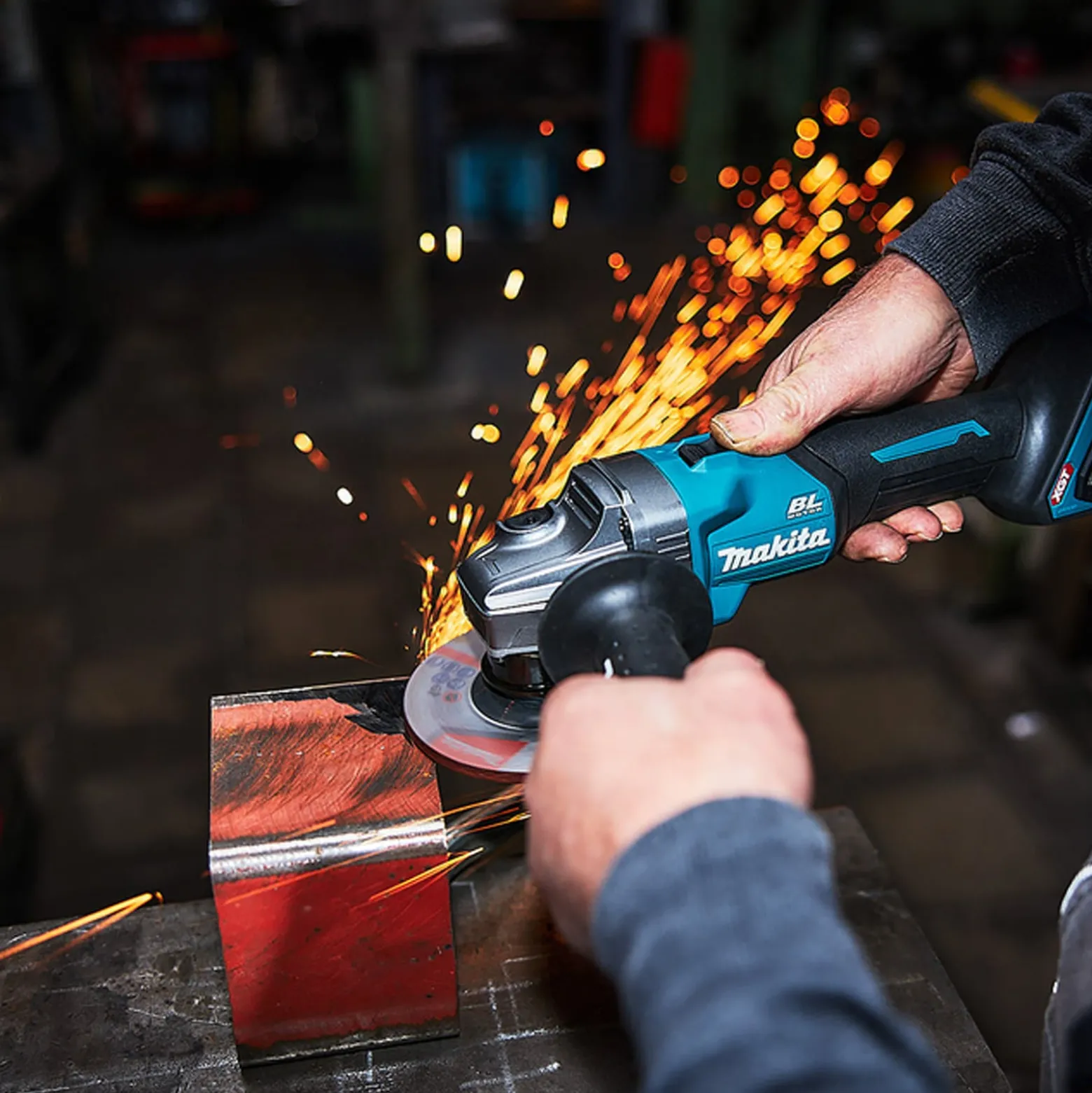 Makita GA008GM201 Akku-Winkelschleifer Ø 125 mm 40 V max. / 2x 4,0 Ah Akku + Ladegerät im MAKPAC