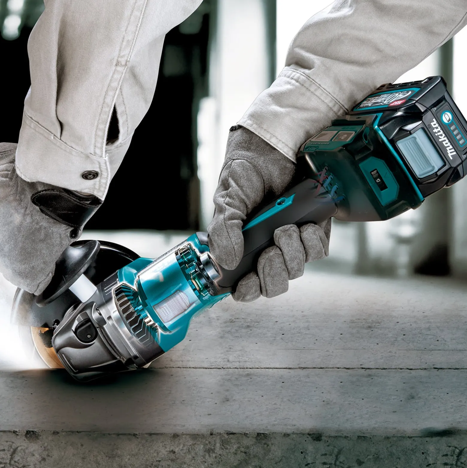Makita GA023GM206 Akku-Winkelschleifer 40V max. / 2x 4,0 Ah Akku + Schnellladegerät im MAKPAC + Side-Kick
