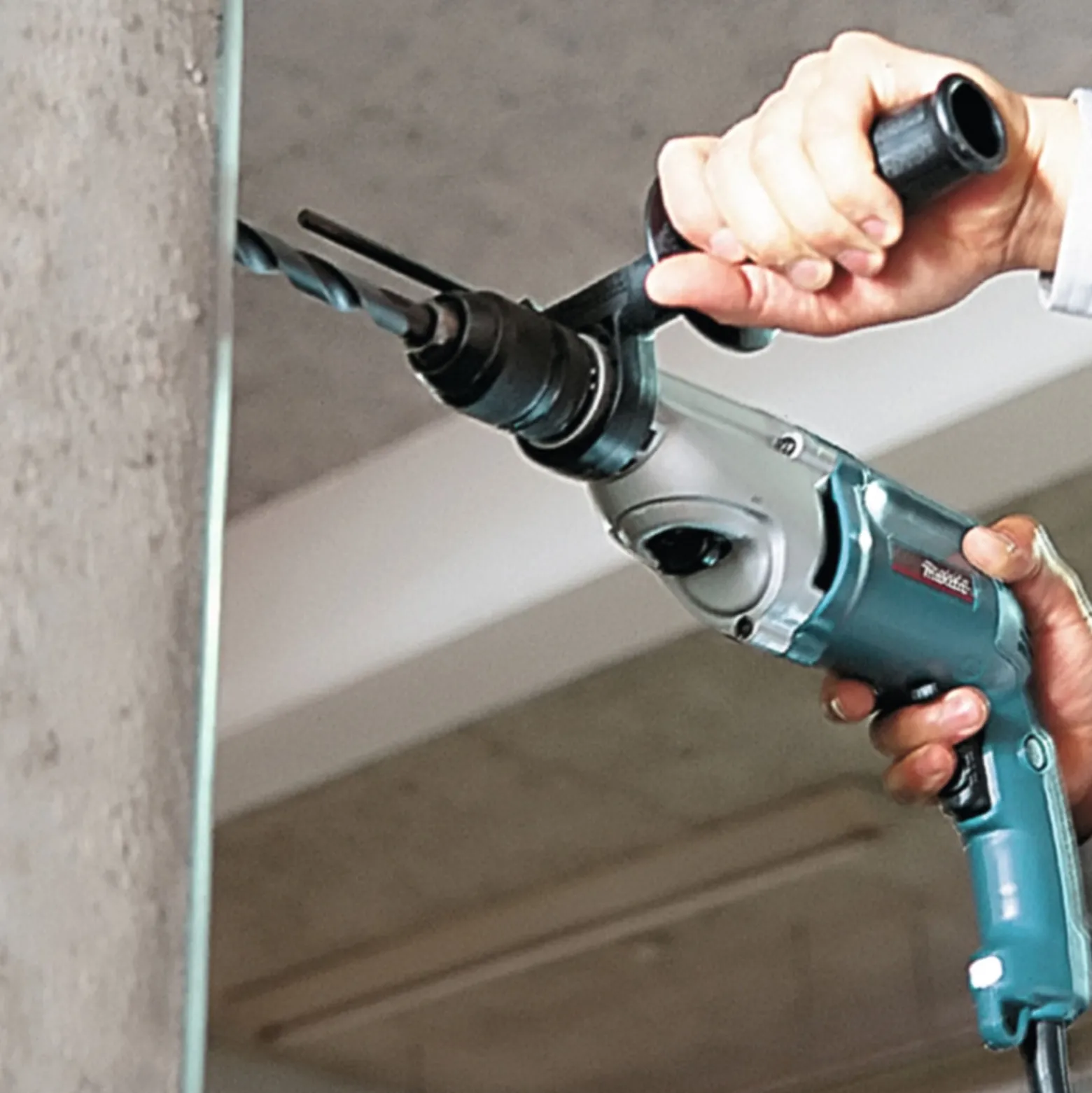 Makita HP2051FJ Schlagbohrmaschine 720 W mit LED im MAKPAC