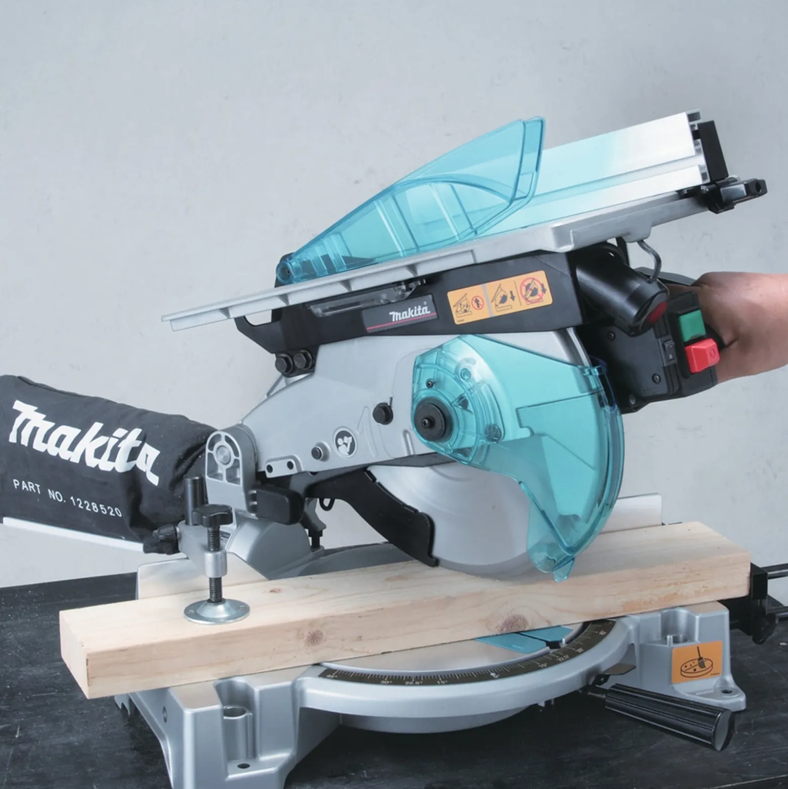 Makita LH1040F Kapp- und Gehrungssäge 1.650 W