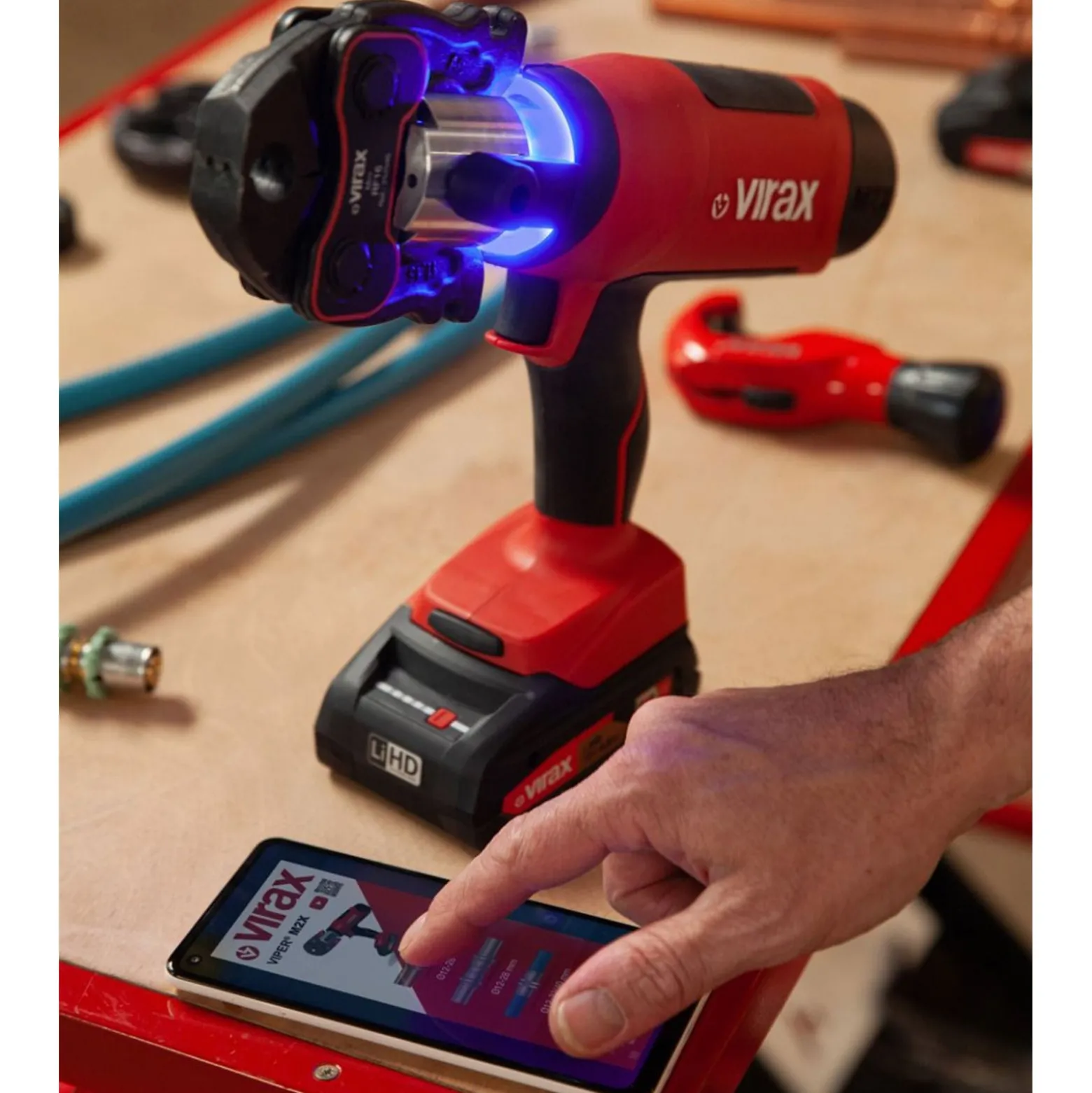 VIRAX Akku-Pressmaschine VIPER M2X 18V 1x 2,0 Ah CAS-Akku + Ladegerät inkl. Mutterzange - 253569